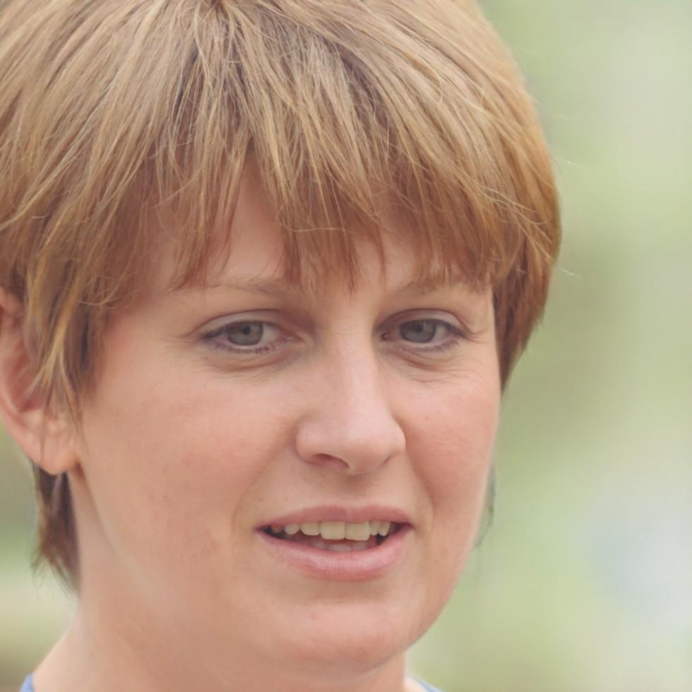 Instructor Siobhán Kelleher explaining financial modeling techniques